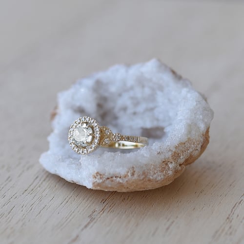 Zásnubní halo prsten s moissanitem a lab-grown diamanty Varana