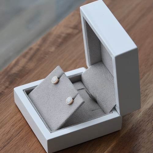 Zlaté minimalistické náušnice s bílými opály Aurinda