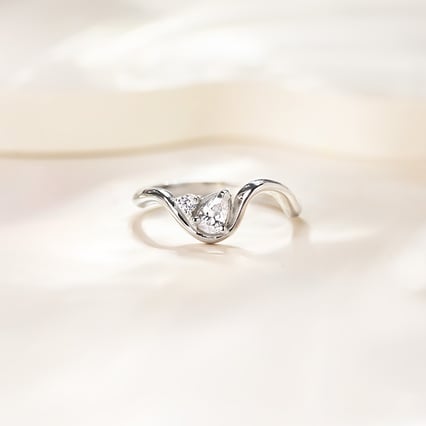 Vlnitý zásnubní prsten s pear diamantem Mirjana