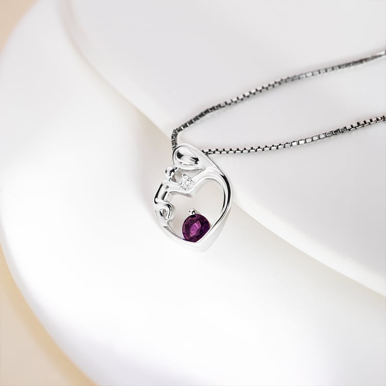 Stříbrný přívěsek matka a dítě s rhodolit granátem a diamantem Ella 151134