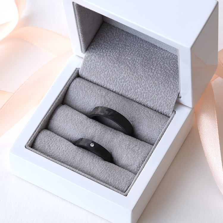 Karbonové snubní prsteny 77513