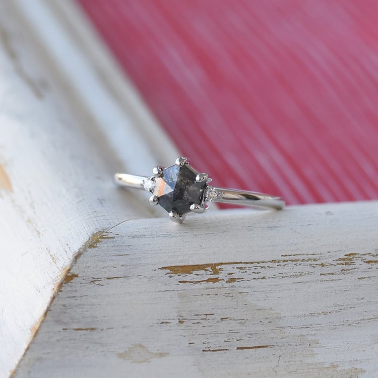 Zlatý prsten se salt´n´pepper hexagon diamantem 68087