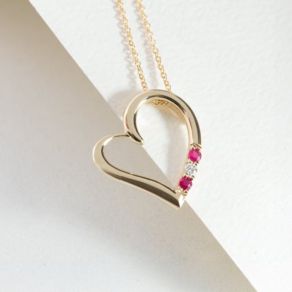 Stříbrný přívěsek srdce s rubíny a diamantem Tanish