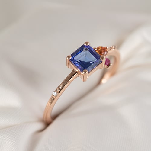 Cluster prsten s asscher tanzanitem, padparadscha safírem, rubínem a diamantem Kenny