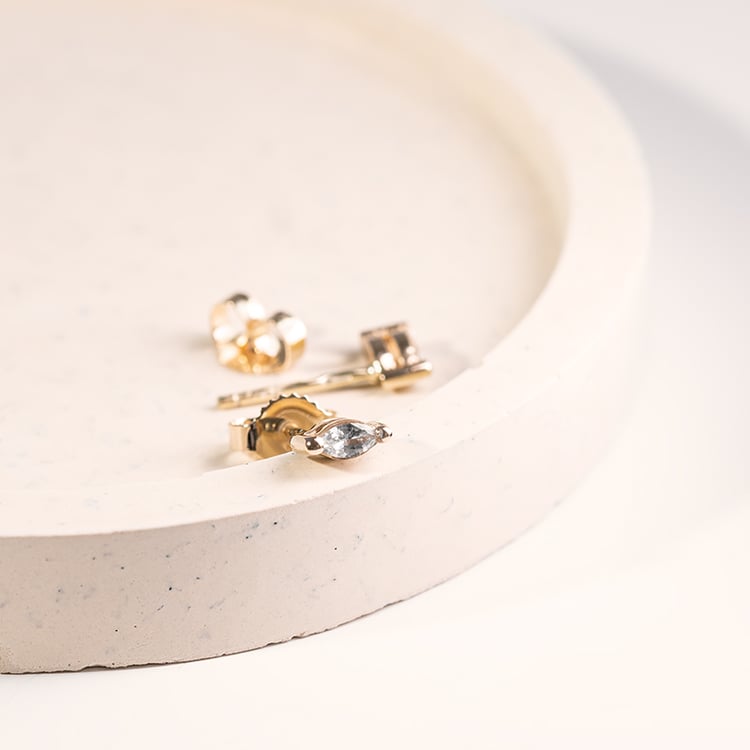 Minimalistické náušnice s bílými safíry Daina 121583