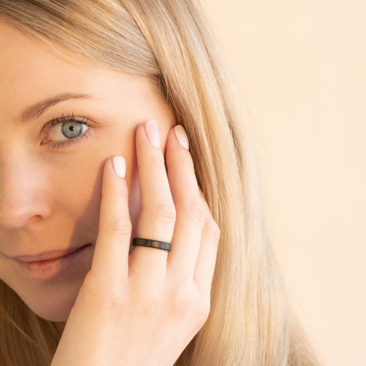 Plochý karbonový snubní prsten se zkosenými hranami Versiss 116284