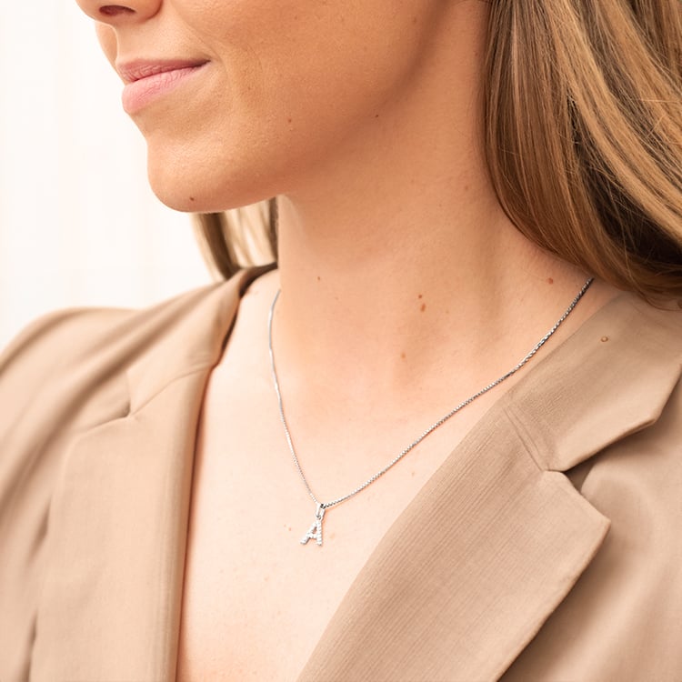 Stříbrný přívěsek ve tvaru písmene s lab-grown diamanty Letra 142922