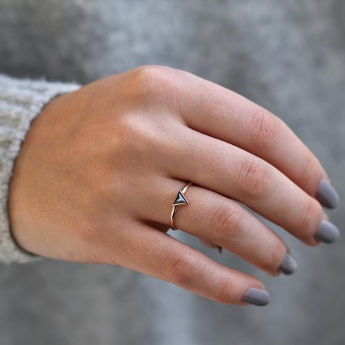 Zásnubní set prstenů ze zlata s černým trojúhelníkovým diamantem Begona