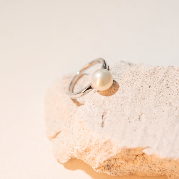 Stříbrný prsten s bílou perlou Medina 104655