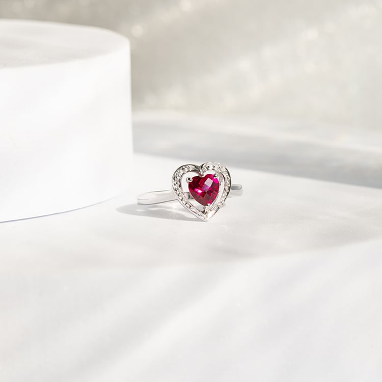 Zlatý prsten s lab-grown rubínovým srdcem a diamanty Liola 144191