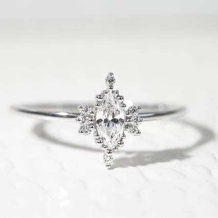 Zásnubní prsten s marquise diamantem Janne