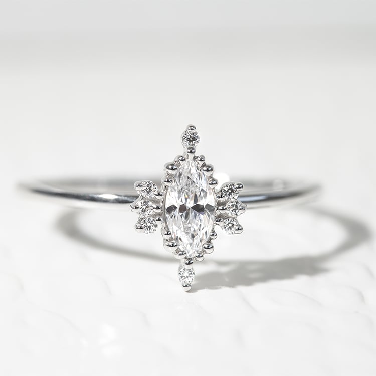 Zásnubní prsten s marquise diamantem Janne 126396