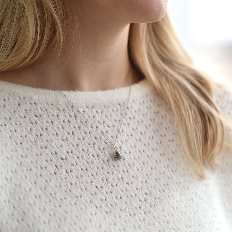 Přívěsek s nebroušeným diamantem 58363