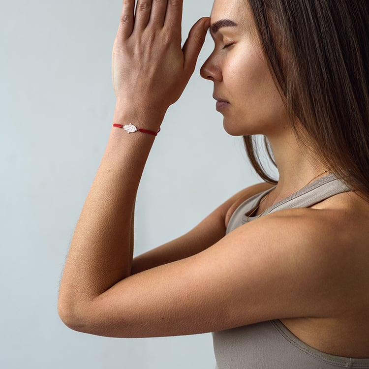 Šňůrkový jóga náramek se symbolem Hamsa 134181