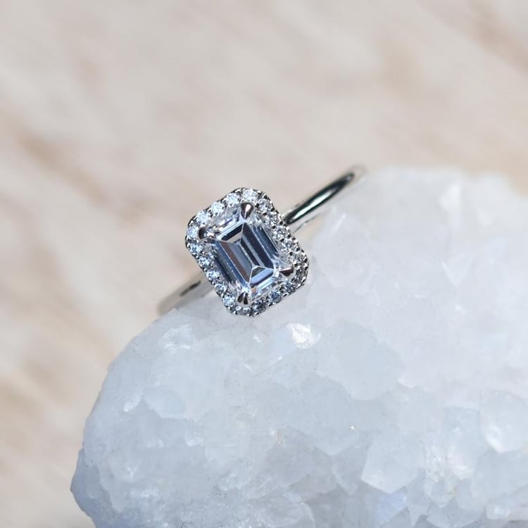 Zlatý zásnubní prsten s diamantem 49479