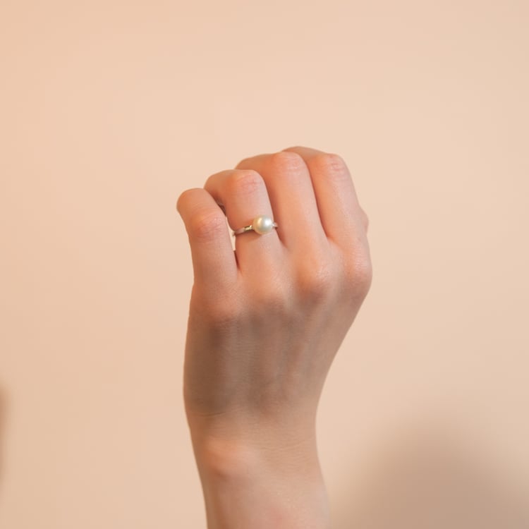 Stříbrný prsten s bílou perlou Medina 104657