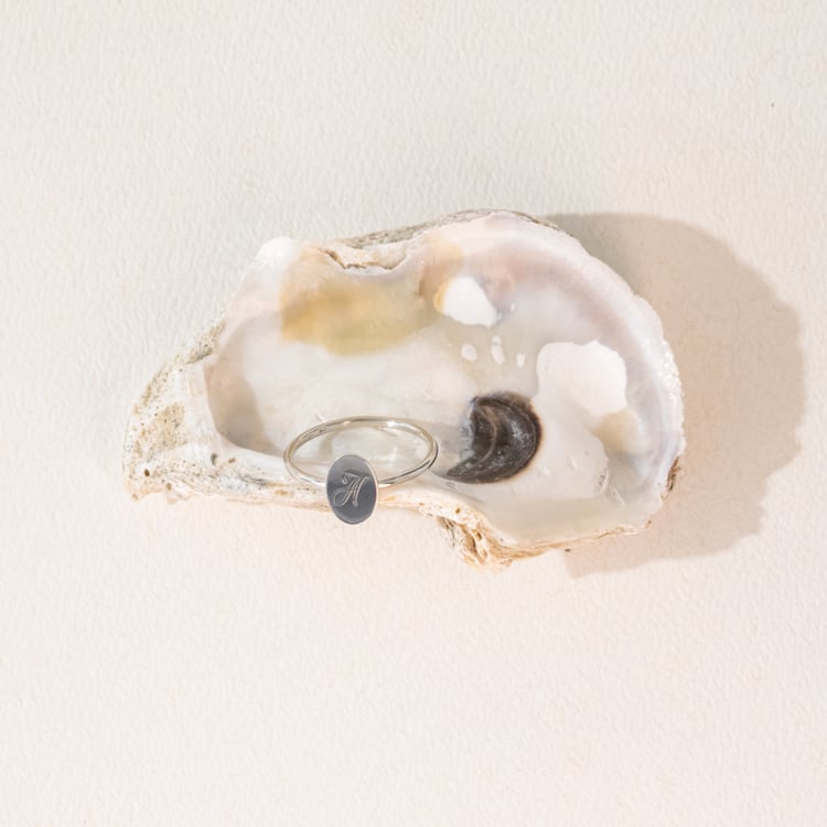 Oválný prsten s gravírem písmene Riley 101103