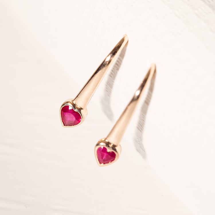 Visací náušnice s rubínovými srdíčky Levy 125207