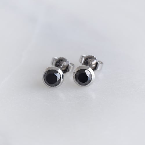Stříbrné bezel náušnice s černými diamanty Wetty