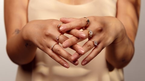 Objevte šperky v barvě Peach Fuzz, která jen tak nevyjde z módy