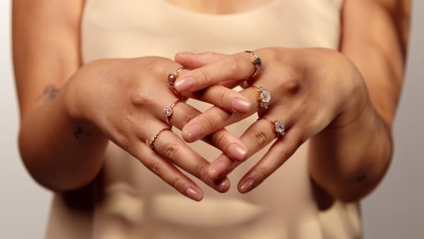 Objevte šperky v barvě Peach Fuzz, která jen tak nevyjde z módy