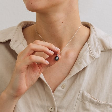 Zlatý přívěsek s černou perlou Wamox