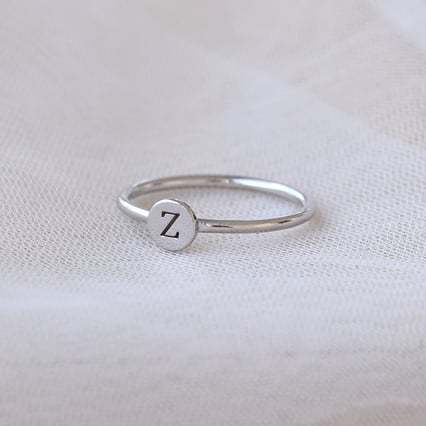 Zlatý prsten s gravírem písmene Babire