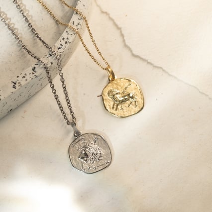 Stříbrný přívěsek se symboly znamení zvěrokruhu Lev