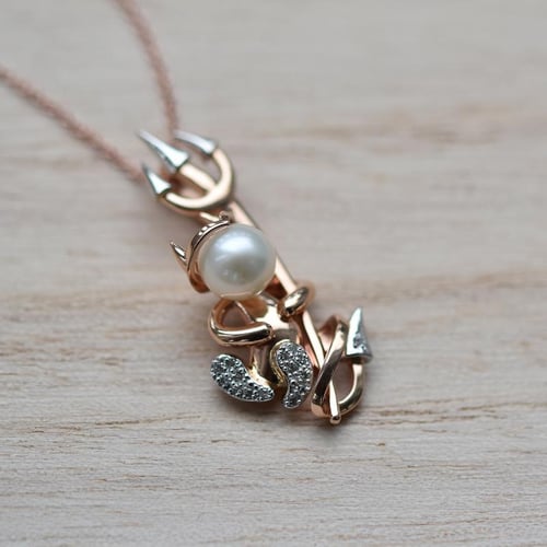 Stříbrný čert s perlou a lab-grown diamanty Devil