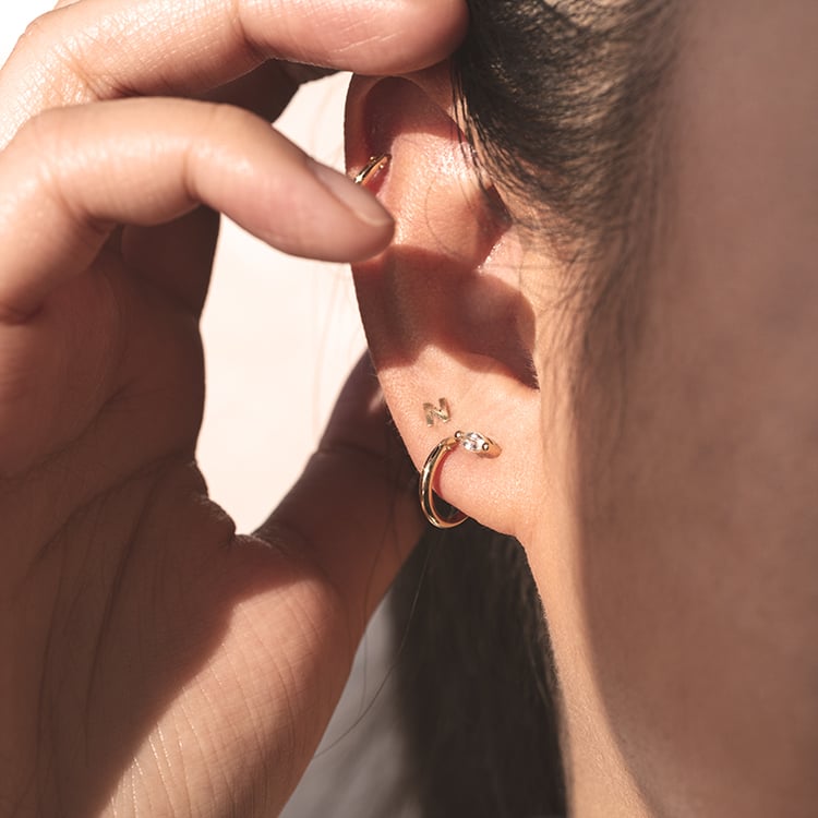 Minimalistické náušnice s bílými safíry Daina 121582