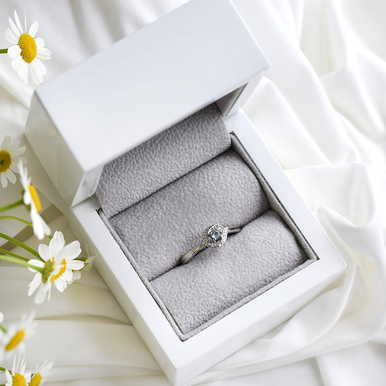 Zlatý zásnubní prsten 82234