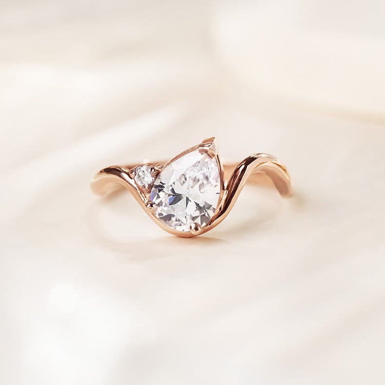 Zásnubní prsten s pear lab-grown diamantem 154951