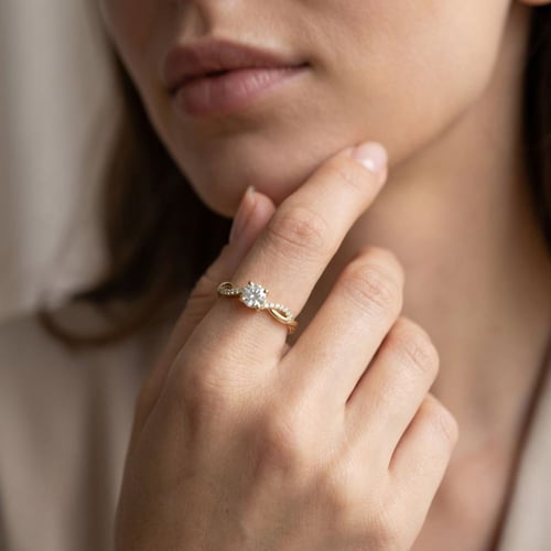 Rozvodový proplétaný prsten s postranními diamanty Jesse
