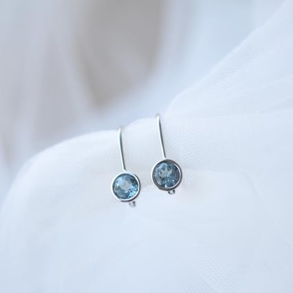 Zlaté visací náušnice s topazy Vega