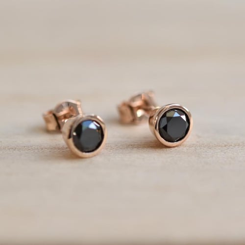 Bezel náušnice s černými diamanty Wetty