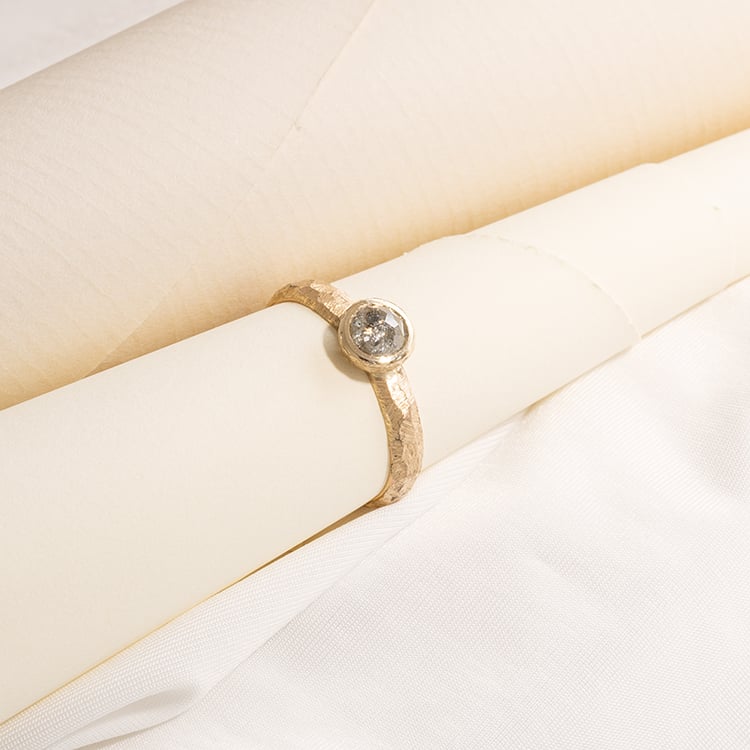 Tepaný prsten se salt and pepper diamantem v routovém brusu Seraphine 120264