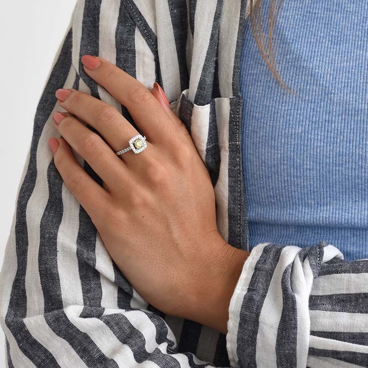 Zásnubní prsten se žlutým centrálním diamantem z bílého zlata 84342