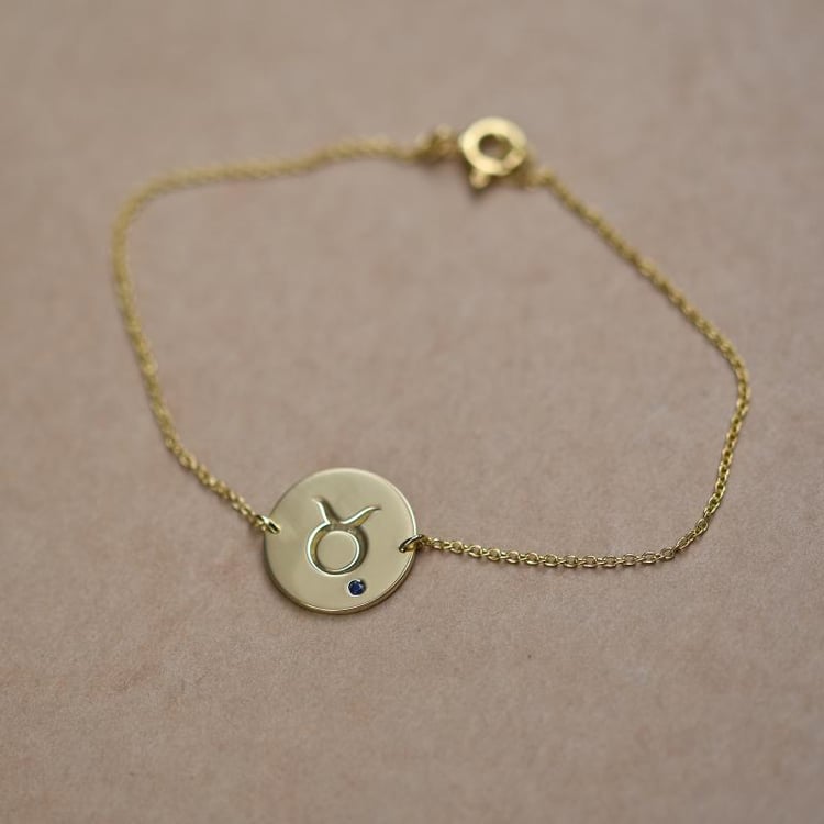 Náramek se znamením a safírem ze žlutého zlata 47051