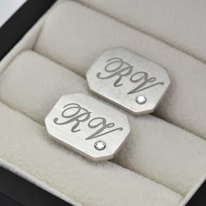Stříbrné manžetové knoflíčky s gravírem a diamanty Aaruah