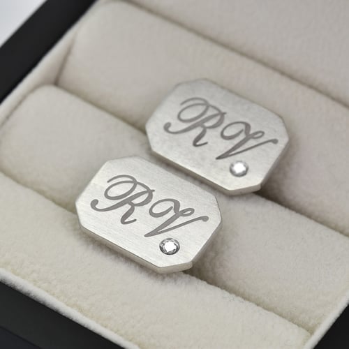 Stříbrné manžetové knoflíčky s gravírem a diamanty Aaruah