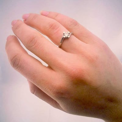 Zásnubní prsten s diamantem