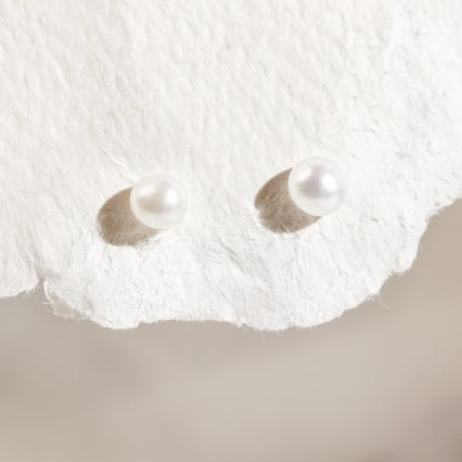 Minimalistické perlové náušnice Lyam