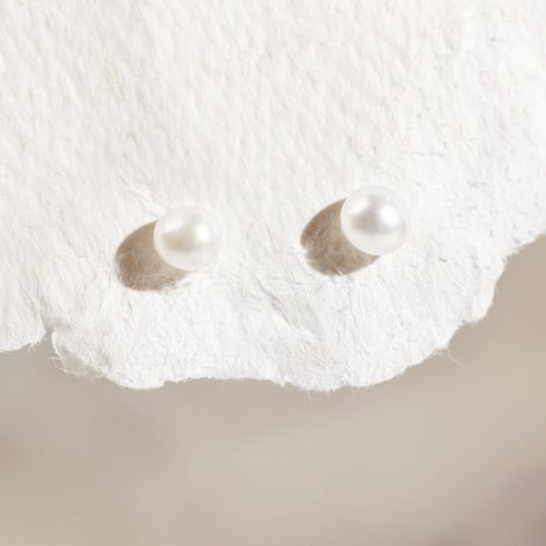 Minimalistické perlové náušnice Lyam
