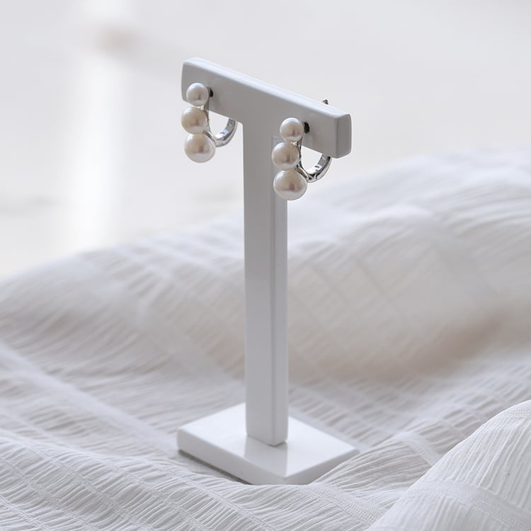 Visací náušnice se třemi bílými perlami 65631