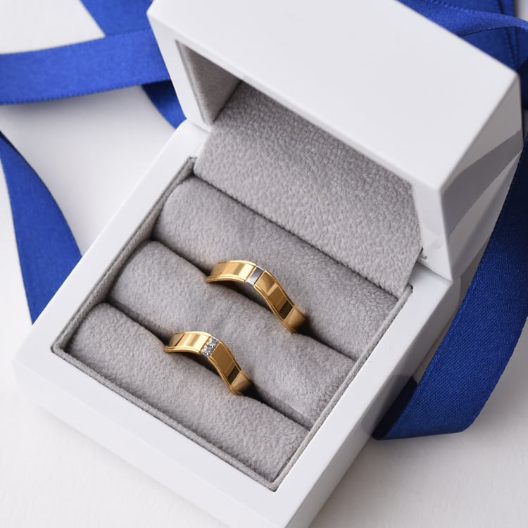 Vlnité snubní prsteny s diamanty 76317