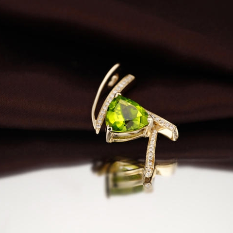 Zlatý přívěsek s olivínem a diamanty 3699