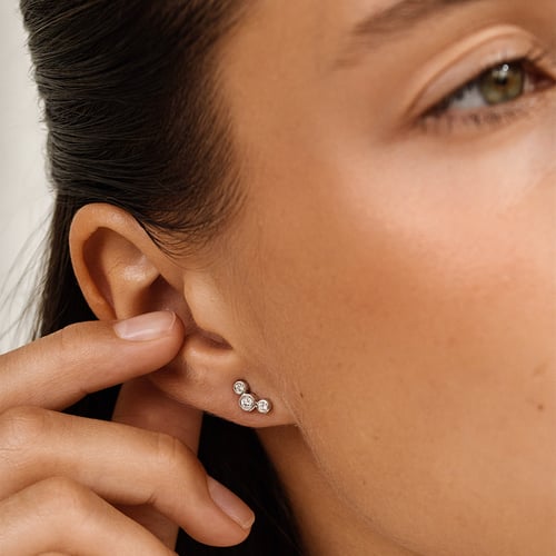 Moderní zlaté náušnice s kulatými lab-grown diamanty Ebba