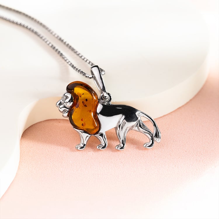 Stříbrný jantarový přívěsek ve tvaru lva Singa 150758