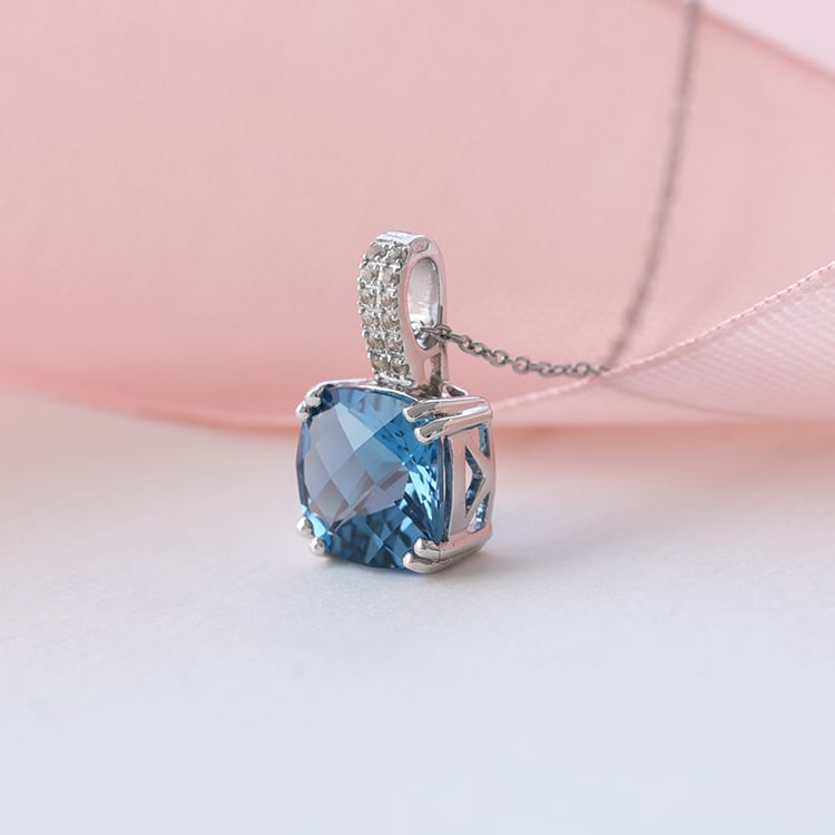 Elegantní zlatý přívěsek s topazy 76105