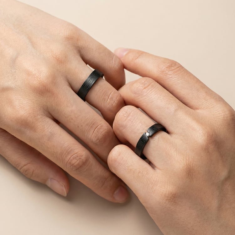 Ploché karbonové snubní prsteny s diamantem Jammu 166581